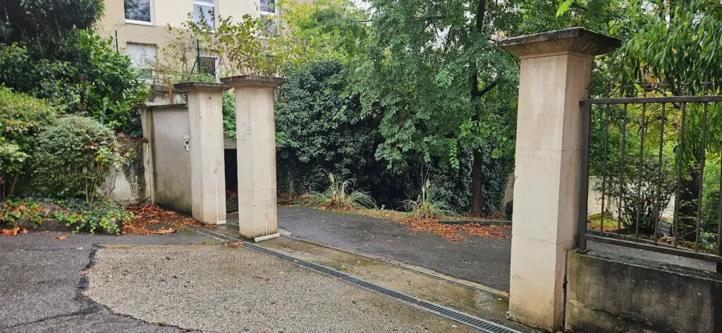 Aménagement d’entrée de portail avant travaux de maçonnerie dans le Rhône (69)