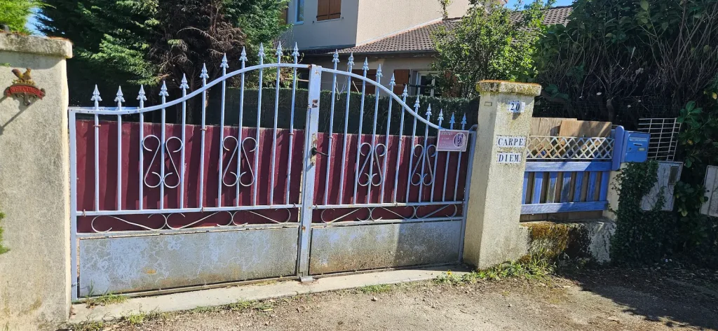 Avant travaux de maçonnerie de pilier pour aménagement extérieur dans l’Ain (01)