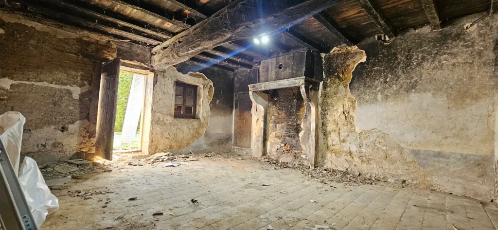 Entretien de mur en pisé sur bâti ancien avec techniques traditionnelles dans l’Ain (01)