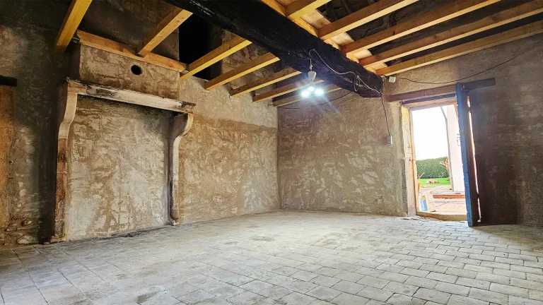 Travaux de maçonnerie pour rénovation de maison et consolidation de grange en pisé existante sur bâti ancien