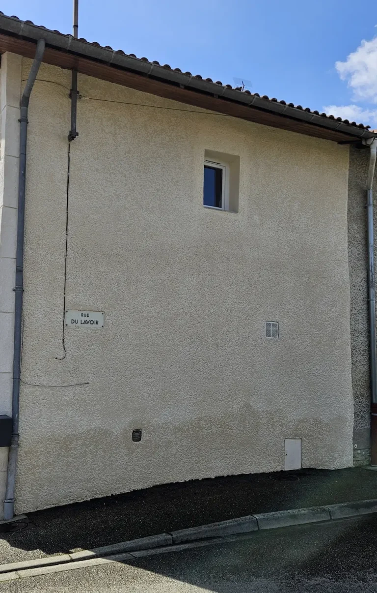 Ouverture de mur en pisé sur bâtiment ancien en maçonnerie dans l’Ain (01)