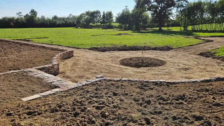 Réalisation d’un muret en pierre sèche pour l’aménagement d’un espace extérieur.