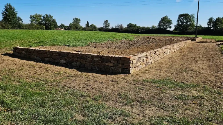 Réalisation en pierre sèche pour aménagement extérieur dans l’Ain.