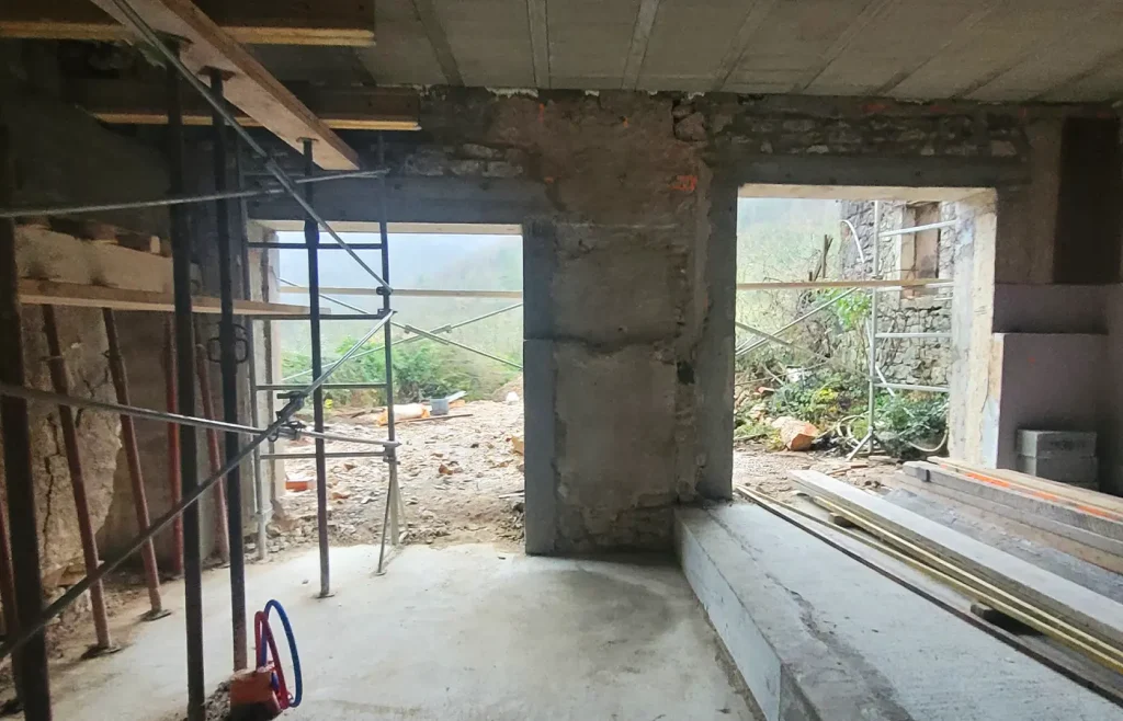 Réhabilitation de maison ancienne en pierre avec ouverture et reprise de structure dans l’Ain (01)