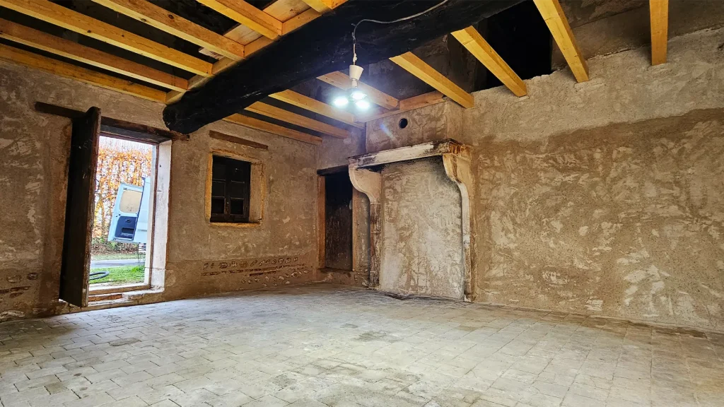 Travaux de restauration sur bâti ancien en pisé, avec respect des matériaux traditionnels.