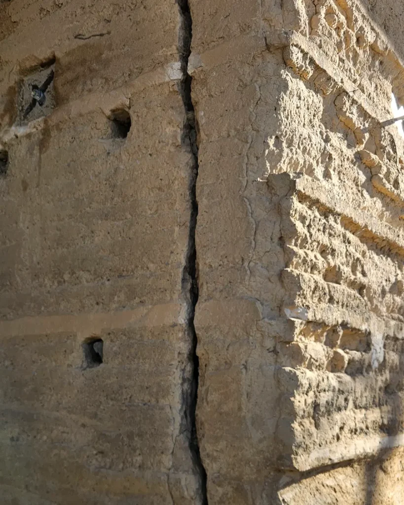 Fissures dans un mur en pisé